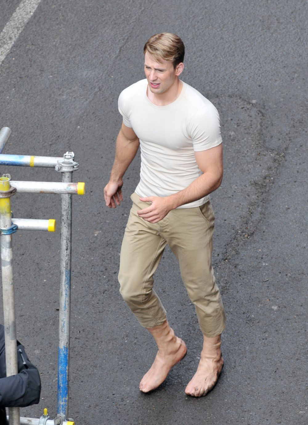 First Look At Steve Rogers Chris Evans Looking Buff From The ‘captain America Set Ybmw