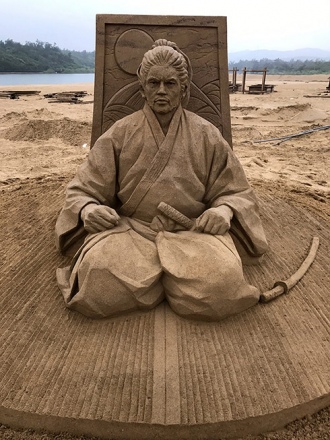 toshihiko-hosaka-sand-sculpture-1.jpg