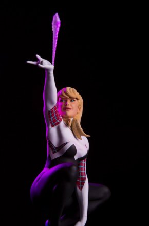 Mondo-Exclusive-Spider-Gwen-Statue-.jpg