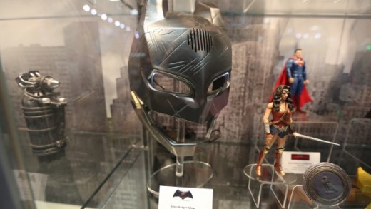 batman-vs-superman-voice-changer-helmet-1-600x338.jpg