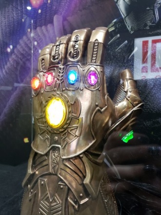 infinity-gauntlet-sideshow-collectibles-sdcc2018_2.jpg